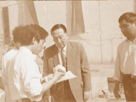 湯傳忠給吳階平（中華醫(yī)學(xué)會(huì)名譽(yù)會(huì)長）先生介紹產(chǎn)品