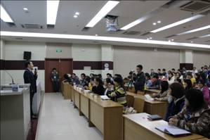 新稀寶股份董事長、益謙文化創(chuàng)始人湯傳忠走進(jìn)高校指導(dǎo)大學(xué)生就業(yè)